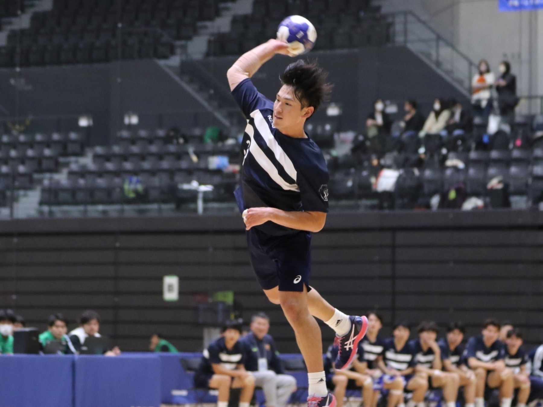 ハンドボールに打ち込む体育会学生